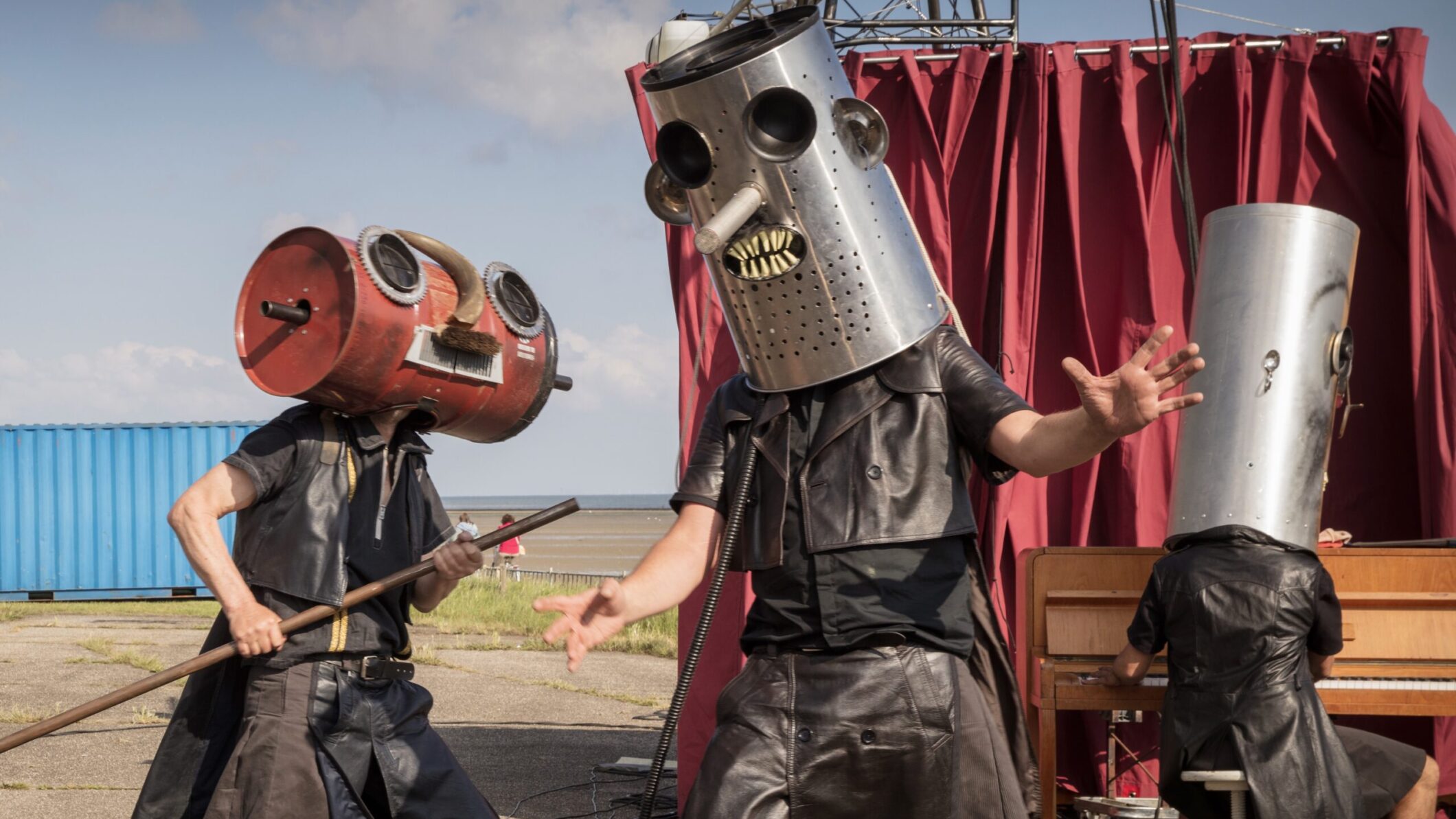 BRAS vreemde figuren met maskers van olietonnen